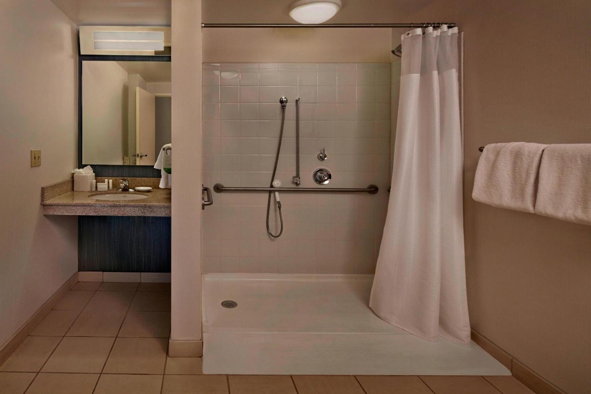Отель Courtyard By Marriott Providence Уорик Экстерьер фото